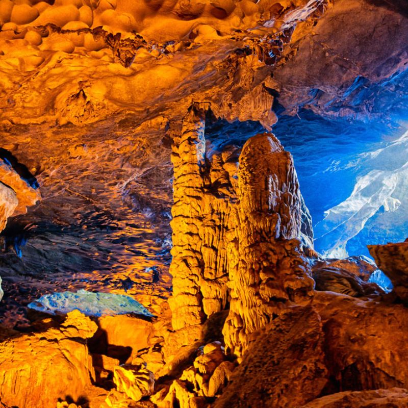 1. Sung Sot Cave (Surprise Cave): The Grand Cathedral of the Bay Location: Bo Hon Island Why Visit: The largest, most grand, and iconic cave in Ha Long Bay. Discovered by French explorers in 1901 and named Grotte des Surprises, Sung Sot Cave mesmerizes visitors with its staggering scale and intricate rock formations. The cavern is divided into two main chambers: First Chamber: Welcomes you with soft ambient lighting and soaring ceilings that resemble a vast theater. Second Chamber: Opens into an immense, cathedral-like space housing dramatic rock "sculptures" resembling lions, elephants, and ancient swords. Best Visited: Featured on most 2-day/1-night and 3-day/2-night luxury cruise itineraries stopping at Bo Hon Island. Pro Tip: Visit during early morning or late afternoon to experience its grandeur away from the crowds.