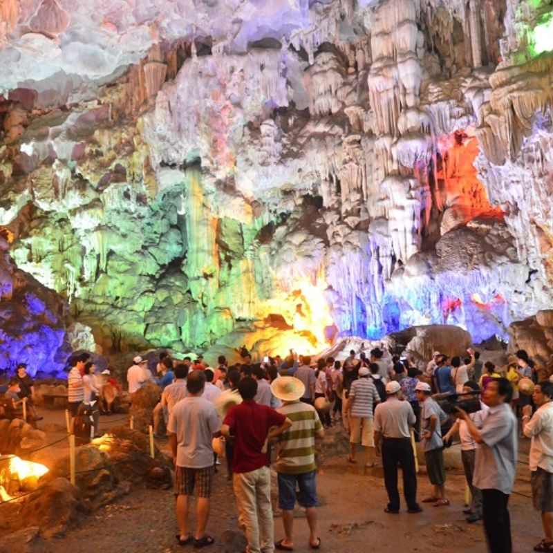 1. Sung Sot Cave (Surprise Cave): The Grand Cathedral of the Bay Location: Bo Hon Island Why Visit: The largest, most grand, and iconic cave in Ha Long Bay. Discovered by French explorers in 1901 and named Grotte des Surprises, Sung Sot Cave mesmerizes visitors with its staggering scale and intricate rock formations. The cavern is divided into two main chambers: First Chamber: Welcomes you with soft ambient lighting and soaring ceilings that resemble a vast theater. Second Chamber: Opens into an immense, cathedral-like space housing dramatic rock "sculptures" resembling lions, elephants, and ancient swords. Best Visited: Featured on most 2-day/1-night and 3-day/2-night luxury cruise itineraries stopping at Bo Hon Island. Pro Tip: Visit during early morning or late afternoon to experience its grandeur away from the crowds.