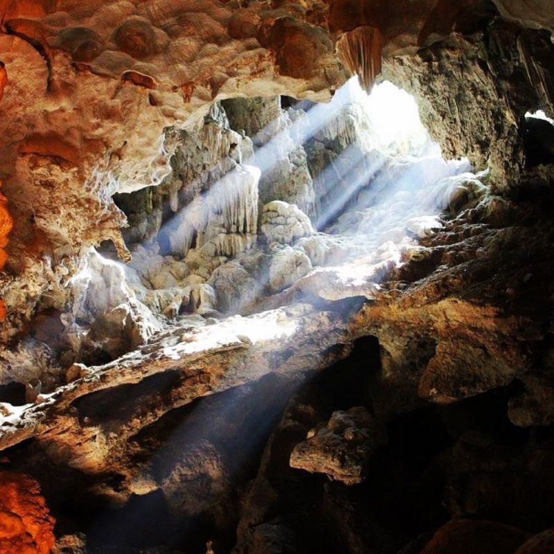 3. Trinh Nu Cave (Virgin Cave): A Tale of Romance & Serenity Location: Near Bo Hon Island Why Visit: A tranquil, secluded cave rooted in local romantic folklore. Paired with its counterpart, Trong Cave (Male Cave), Trinh Nu Cave is forever tied to a poignant love story of a fisherman and a maiden transformed into stone. Serene Atmosphere: A peaceful chamber offering an intimate setting for quiet reflection. Scenic Surroundings: Calming, protected waters outside make it an idyllic spot for kayaking and swimming. Uncrowded Ambience: Enjoys a much quieter, more exclusive atmosphere than busier caves. Recommended For: Couples, photography enthusiasts, and travelers fascinated by local legends.