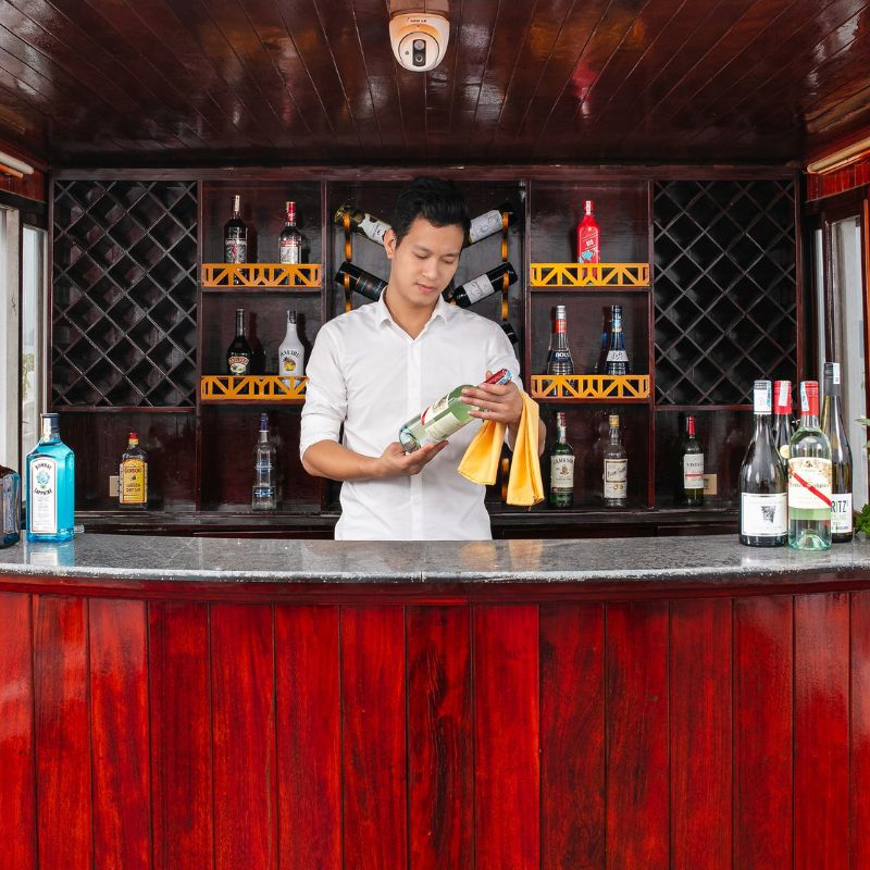 La Regina Classic Cruise 2 Days 1 Night - Bai Tu Long Bay (11) La Regina Classic Cruise 2 Days 1 Night - Bai Tu Long Bay