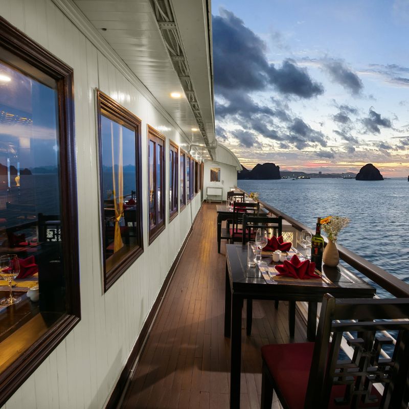 La Regina Classic Cruise 2 Days 1 Night - Bai Tu Long Bay (6) La Regina Classic Cruise 2 Days 1 Night - Bai Tu Long Bay